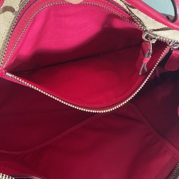 Coach Weekend Hamptons Signature
Stripe - Picture 11 of 12